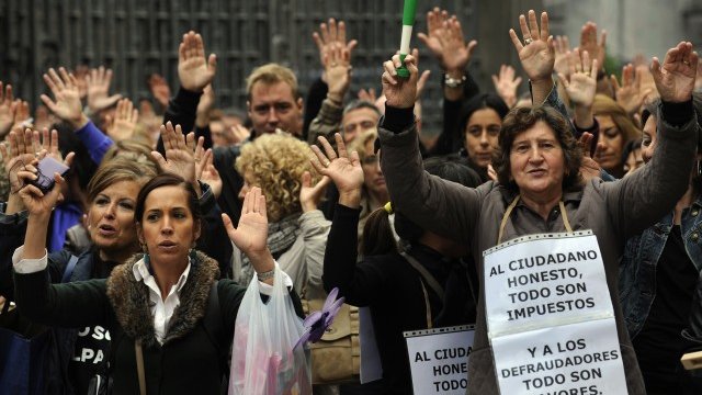 <p>
	Безработни испанци по време на протест в Овиедо. <em>Снимка: Архив Ройтерс</em></p>
