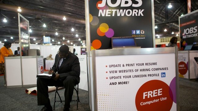 <p>
	Безработен попълва молба за наемане по време на кампания за набиране на персонал. <em>Снимка: Ройтерс</em></p>
