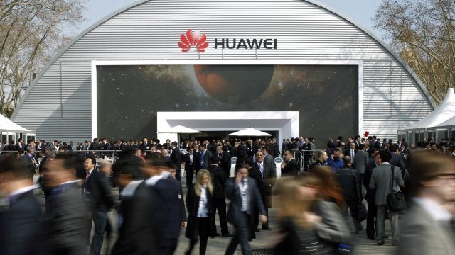 <p style="text-align: justify;">
	Проникването на пазара на корпоративно мрежово оборудване ще бъде истиско предизвикателство за Huawei.<em> Снимка: Ройтерс</em></p>
