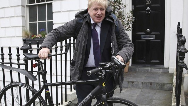 <p>
	Кметът на Лондон Борис Джонсън излиза от дома си. <em>Снимка: Ройтерс</em></p>
