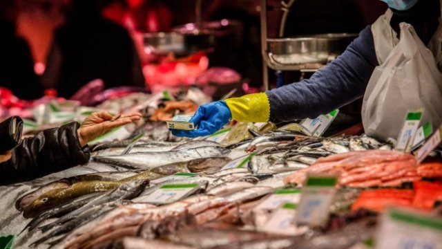 <p>
	Хармонизираната инфлация Испания се ускори с 6,1% през януари на годишна база. Спрямо декември, когато увеличението е било в размер на 6,6%, е налице забавяне, но резултатът е по-висок от прогнозите на икономистите за 5,5% повишение.<em> Снимка: <em>Angel Garcia/Bloomberg </em></em></p>
