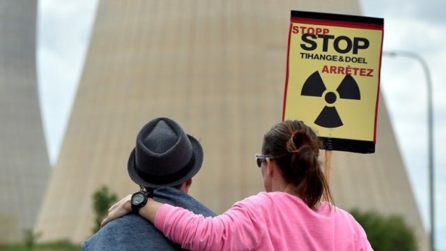 <p>
	<em>Протест срещу ядрената енергетика в Белгия. Снимка: Архив Ройтер</em></p>
