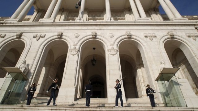 <p>
	Сградата на парламента в Лисабон. <em>Снимка: Ройтерс</em></p>
