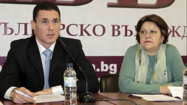 <p>
	Константин Проданов и Татяна Дончева. <em>Снимка: БТА</em></p>
