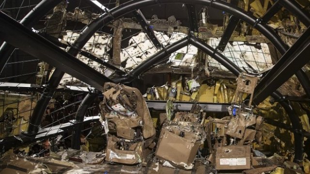 <p>
	Реконструираната в хода на разследването пилотска кабина на сваления самолет. <em>Снимка: Архив Ройтерс</em></p>
