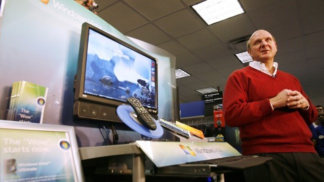 <p>
	Стив Балмър при пускането в продажба на Windows Vista и 2007 Office в магазин в Ню Йорк в началото на 2007 г. <em>Снимка: Ройтерс</em></p>
