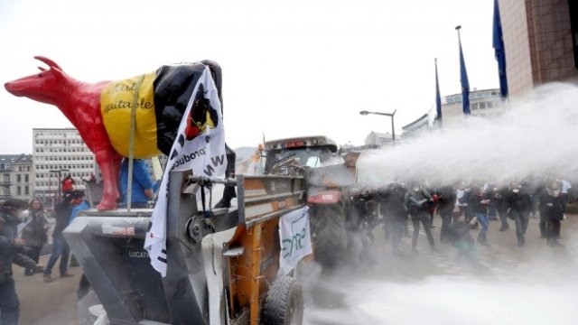 <p>
	Протест на производители пред сградата на ЕК в Брюксел. <em>Снимка: Архив Ройтерс</em></p>
