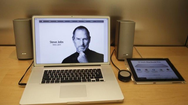 <p>
	Моделът Mac Pro и човекът, който едва би ли позволил продажбите му в Европа да бъдат прекратени. <em>Снимка: Архив Ройтерс</em></p>
