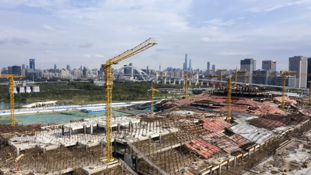 Останали без ликвидни средства, китайски строителни компании спират работа по проектите си. Снимка: Qilai Shen/Bloomberg