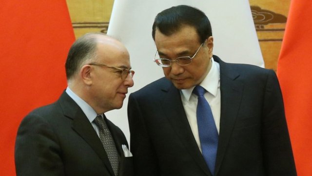 <p>
	Китайският премиер Ли Къцян (вдясно) и френският му колега&nbsp;Бернар Казньов. <em>Снимка: Ройтерс</em></p>
