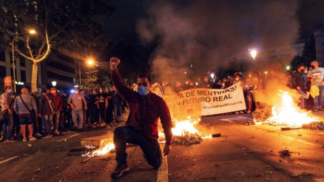 <p>
	Протест на служителите нa Nissan в Испания. <em>Снимка: EPA/Enric Fontcuberta</em></p>
