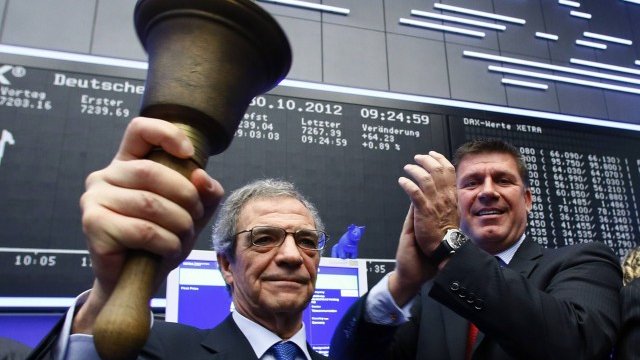 <p>
	Сезар Алиерта (вляво) и Рене Шустер дават старта на борсовото предлагане. <em>Снимка: Ройтерс</em></p>
