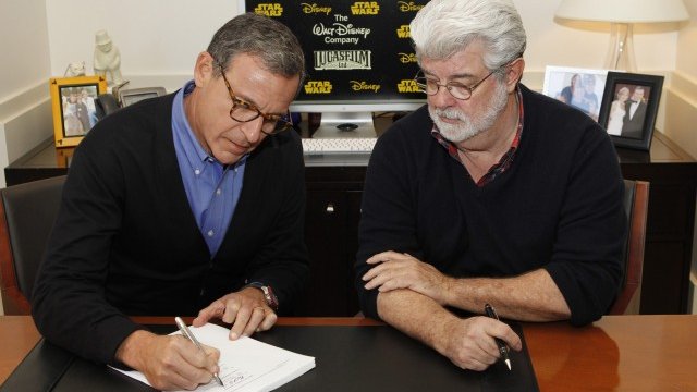 <p>
	Боб Игер (вляво) и Дордж Лукас при подписването на договора във вторник. <em>Снимка: Ройтерс</em></p>
