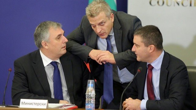 <p>
	Министърът на здравеопазването Петър Москов <em>(средата)</em>, социалният министър Ивайло Калфин <em>(ляво)</em> и министърът на финансите Владислав Горанов на заседание на НСТС. <em>Снимка: БТА</em></p>
