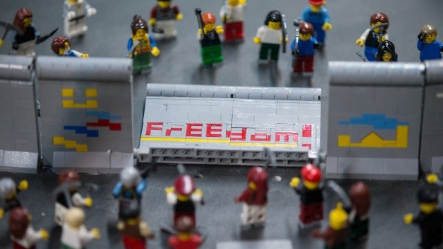 <p>
	Фигурки&nbsp;Lego пресъздават падането на Берлинската стена. <em>Снимка: Ройтерс</em></p>
