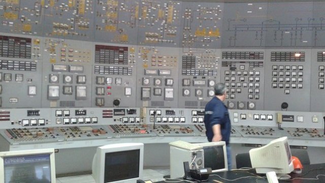 <p>
	<em>Командната зала на затворения втори блок на АЕЦ &quot;Козлодуй&quot;. Снимка: Investor.bg</em></p>
