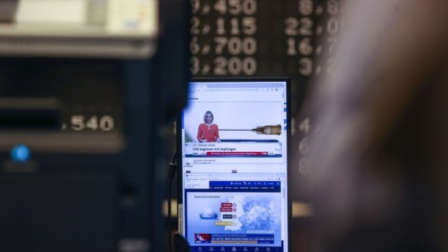 <p>
	Инвеститорите следят отблизо преговорите между Брюксел и Лондон. <em>Снимка: Alex Kraus/Bloomberg</em></p>
