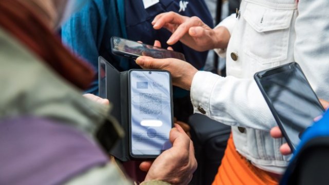 <p>
	Здравен паспорт вече се изисква във Франция при посещения в кафенетата, ресторантите, самолетите, влаковете, пътническите моторни превозни средства на дълги разстояния и др. <em>Снимка:&nbsp;EPA/CHRISTOPHE PETIT TESSON</em></p>
<p>
	&nbsp;</p>
