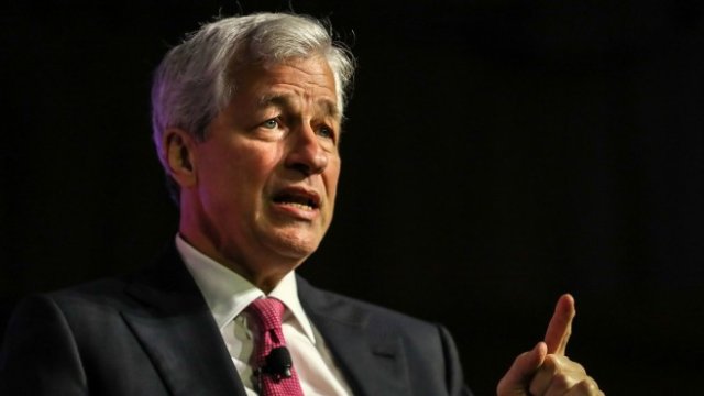 <p>
	Джейми Даймън посочва пътя към корпоративния просперитет. <em>Снимка: Ройтерс</em></p>
