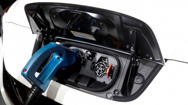 <p>
	Зареждане на Nissan Leaf. <em>Снимка: Ройтерс</em></p>

