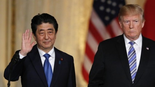 <p>
	Японският премиер Шиндзо Абе и американският президент Доналд Тръмп. <em>Снимка: Архив Ройтерс</em></p>
<p>
	&nbsp;</p>
