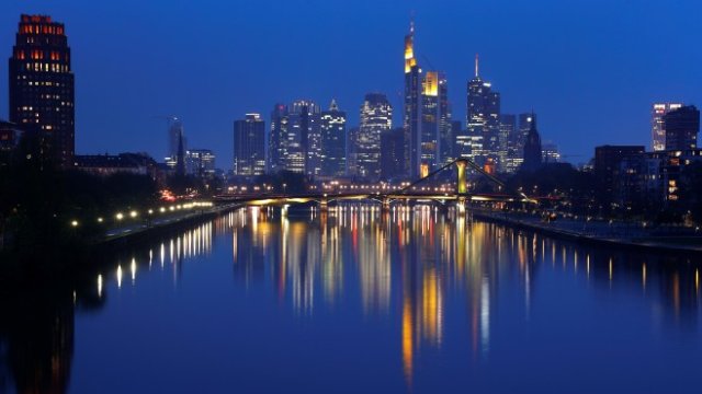 <p>
	Изглед към финансовата част на Франкфурт. <em>Снимка: Ройтерс</em></p>
