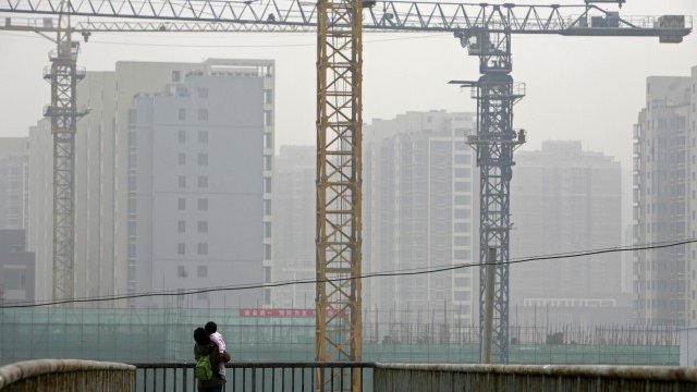 <p>
	Изграждане на нов жилищен комплекс в Пекин. <em>Снимка: Ройтерс</em></p>
