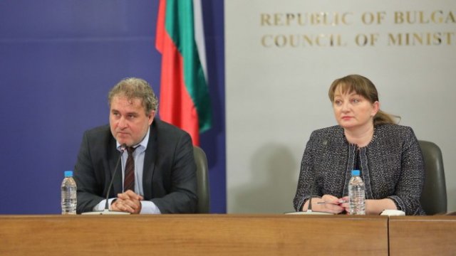 <p>
	<em>Министърът на културата Боил Банов (вляво) и социалният министър Деница Сачева (вдясно). Снимка: БГНЕС</em></p>
