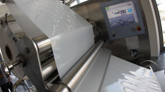 <p>
	Машина в завода на Multivac, който отвори врати в началото на юни в Икономическа зона София-Божурище. <em>Снимка: Олег Попов, Investor Media Group</em></p>
