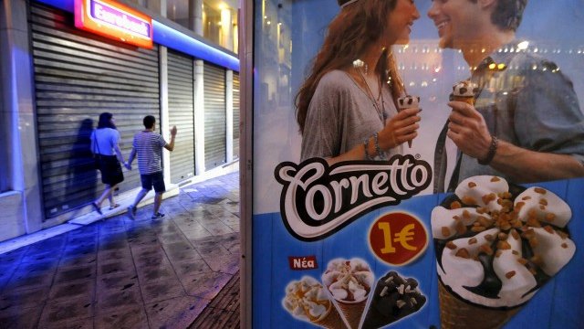 <p>
	Гръцките банки няма да отворят в понеделник. <em>Снимка: Ройтерс</em></p>
