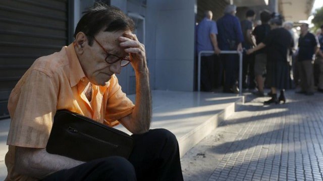 <p>
	77-годишният пенсионер Йоргос от Атина чака пред клон на National Bank of Greece. Хиляди гърци се редят на опашка пред банкоматите.<em> Снимка: Ройтерс</em></p>
