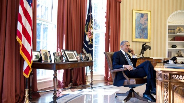 <p>
	Президентът на САЩ Барак Обама в Овалния офис. <em>Снимка: Ройтерс</em></p>
