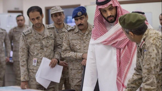 <p>
	Министърът на отбраната на Саудитска Арабия принц Мохамед бин Салман обсъжда с военни операцията в Йемен. <em>Снимка: Ройтерс</em></p>
