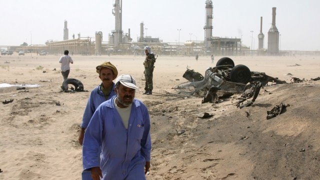 <p>
	Петролна рафинерия в град Мариб, Йемен. <em>Снимка: архив Ройтерс</em></p>
