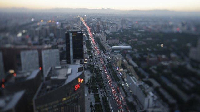 <p>
	Превозните средства се движат по Chang&#39;an Avenue в централната част на Пекин по време на вечерния час пик. <em>Снимка: Ройтерс</em></p>

