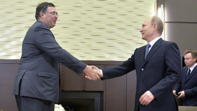 <p>
	Путин по време на своя среща с изпълнителния директор на френския енергиен концерн Total Патрик Пуяне (вляво). <em>Снимка: Ройтерс</em></p>
