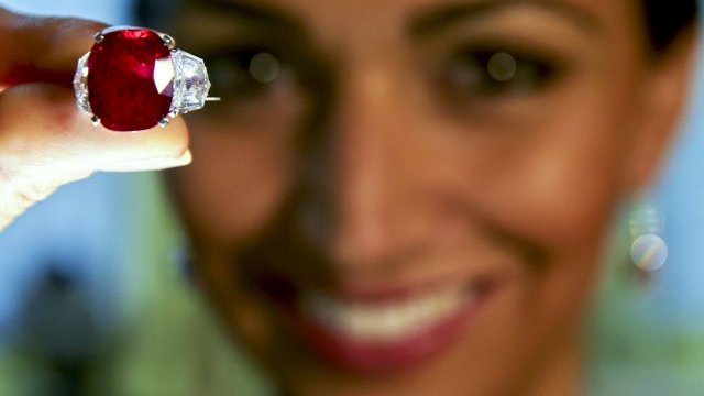 <p>
	Камъкът &ldquo;The Sunrise Ruby&rdquo; стана обект на разгорещено наддаване от двама частни колекционери. <em>Снимка: Ройтерс</em></p>
