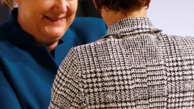 <p>
	Миналата седмица германският канцлер Ангела Меркел сдаде властта в ХДС на Анегрет Крамп-Каренбауер.&nbsp;<em>Снимка: Ройтерс</em></p>
