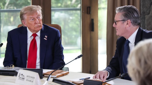 Президентът на САЩ Доналд Тръмп (вляво) и британският премиер Киър Стармър (вдясно) на срещата на Г-7. Снимка: EPA/БГНЕС