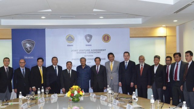 <p>
	Двете страни при създаването на новия джойнт венчър.<em> Снимка: Lotus </em></p>
