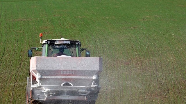 <p>
	Депутатите ще обсъждат поредния проект за изменение на Закона за собствеността и ползването на земеделските земи. <em>Снимка: БТА</em></p>
