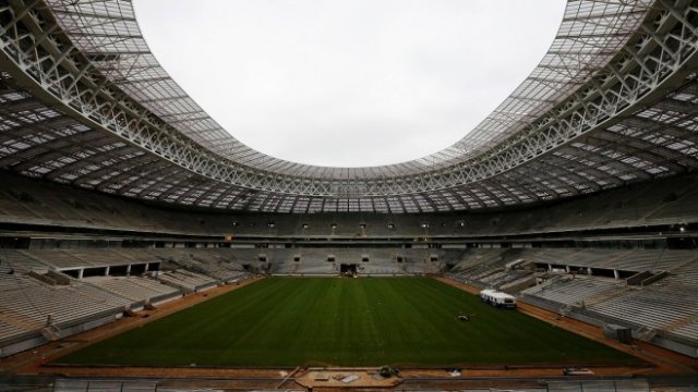 <p>
	Ремонтът на един от стадионите в Русия<em>. Снимка: Архив Ройтерс</em></p>
