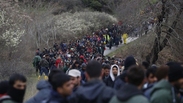 <p>
	Хиляди бежанци са блокирани на гръцко-македонската граница след затварянето на Балканския маршрут. Снимка: <em>Ройтерс</em></p>
