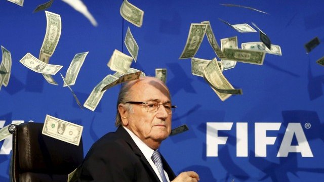 <p>
	Блатер сякаш &quot;се е къпал&quot; в пари. <em>Снимка: Ройтерс</em></p>
