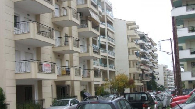 <p>
	Жилищни сгради в Гърция. <em>Снимка: Investor.bg</em></p>
