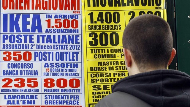 <p>
	Безработен проверява офертите за работа в Милано. Снимка: Ройтерс</p>
