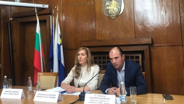 <p>
	Николина Ангелкова идиректорът на областната дирекция на МВР-Бургас ст. комисар Калоян Калоянов. <em>Снимка: Министерство на туризма</em></p>

