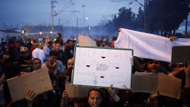 <p>
	Бежанци протестират срещу затварянето на Балканския маршрут. Снимка: <em>Ройтерс</em></p>
