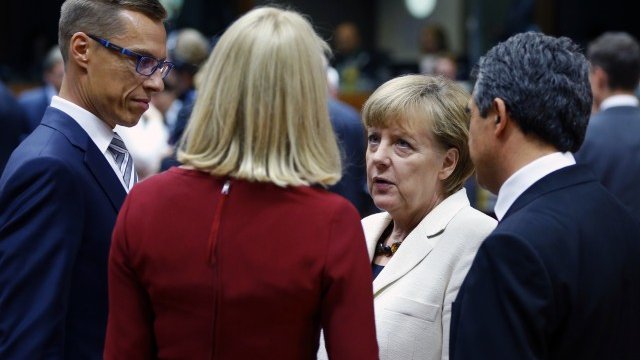 <p>
	Плевнелиев (вдясно) разговаря по време на срещата на лидерите на ЕС с финландския премиер Александър Стуб (вляво), датския премиер Хеле Торнинг-Шмид и германския канцлер Ангела Меркел. <em>Снимка: Ройтерс</em></p>
