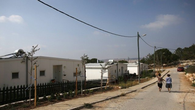 <p>
	Придобиването на земя разчиства пътя към разширяване на селище на име Геваот (на снимката). <em>Снимка: Ройтерс</em></p>
